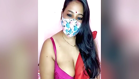 Indian busty slut fucks herself in front of the webcam