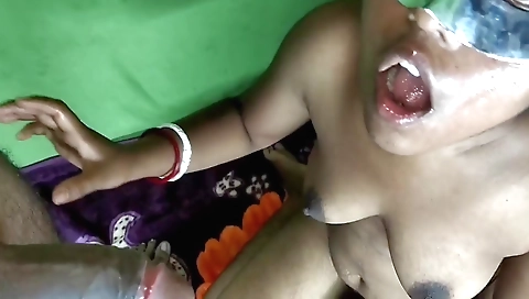 Indian girl is getting fucked in the amateur porn video