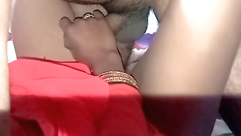 Bhabhi ghar par akeli dekha padosi ne chut choudai ki koi nahi thadhi