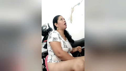 Indian brunette babe sucking deep throat and sucking her own dick