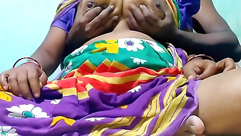 Amateur round-tying auntie shows big boobs on a webcam