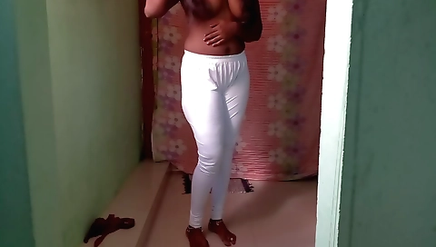 Indian brunette takes a sexy solo video on the web camera