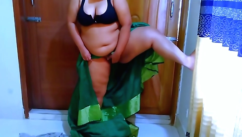 Indian big ass fucks her on camera in amateur movie
