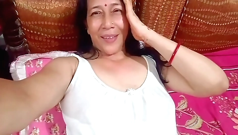 Indian hottie in black hair gets caught in the act of sex with hubby