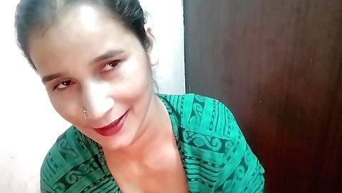 Indian amateur babe naked on camera with a sexy face