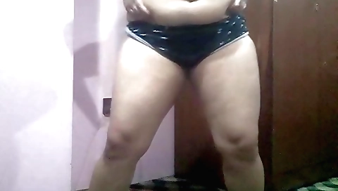 Sexy amateur brunette gets in her head with her huge ass