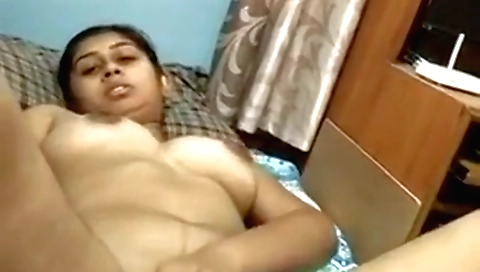 Indian brunette fingerings her pussy on the webcam