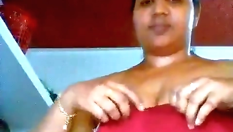 Amateur indian hottie shows her big tits and ass in the kitchen