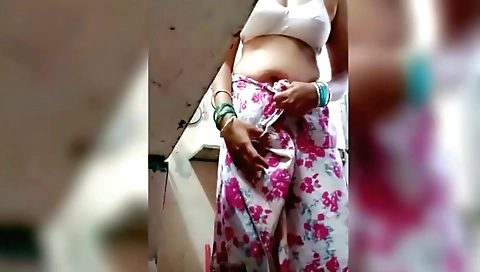 A brunette bhabhi in a beautiful blouse and skirt goes in the bath