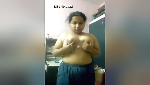 Indian slut shows her big ass and boobs in solo webcam