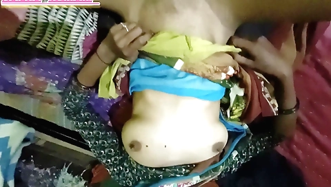 Indian slut in amateur video takes a long stick in cunt
