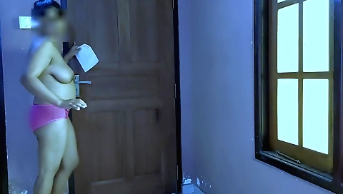 Indian brunette milf has an awesome sex with a delivery guy