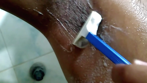 Bhabhi cuda cudi karane se pahale devar ke baal katate hoi