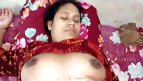 Indian hairy milf shows off her hairy pussy in shower