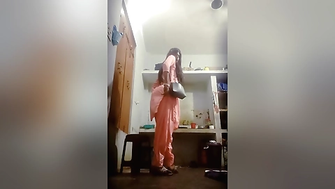 Indian girl gives a nice blowjob in a sexy homemade vid