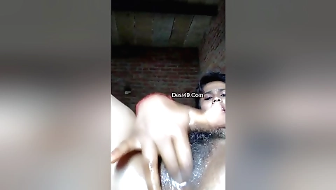 Brunette amateur finger plays in pussy after fingering