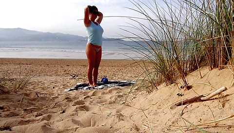 amateur brunette solo vid made outdoors and cum in pussy