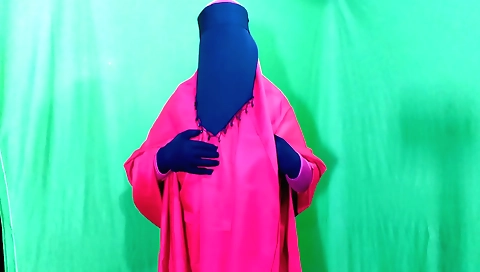 Hijabi housewife fucks with neighbor in the open city