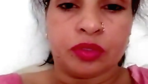 Milf masturbates with her favorite dildo and cums all over
