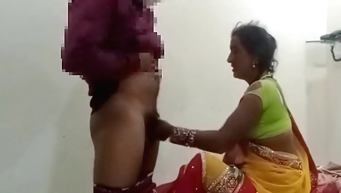 Indian woman with small boobs and a nice ass is horny