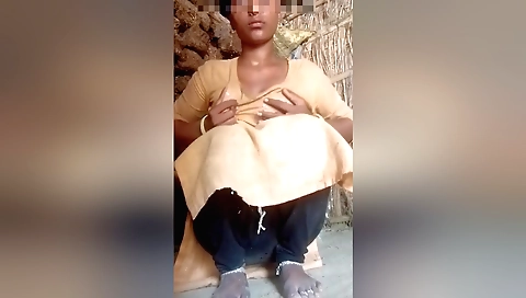 Solo female bhabhi fills body with oil using bamboo