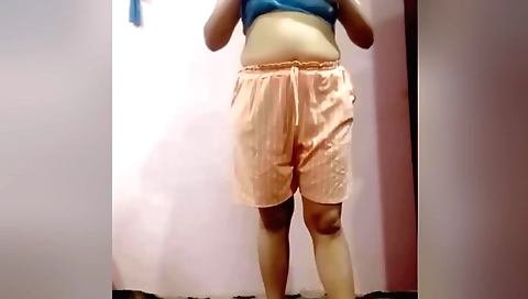 Indian chick shows off her big ass in the amateur video