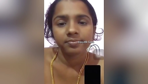 Indian hottie showing her hairy pussy in a webcam vid