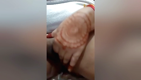 Stunning Indian chick enjoys her hairy pussy on the webcams