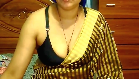Indian girl takes off her clothes to make sexy video