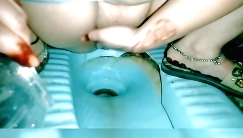 Indian teen getting nude in the toilet in homemade clip