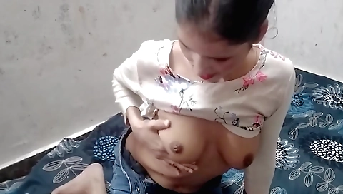 Hot stepsis soyi hui and her best friend ko utha kar godi me chod diya