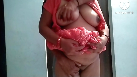 Indian hottie with big tits and ass in the sex movie