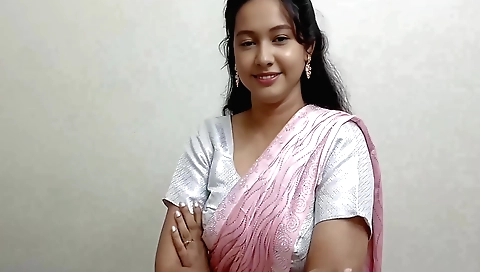 Indian brunette 18+ babe blows a sexy guy in saree