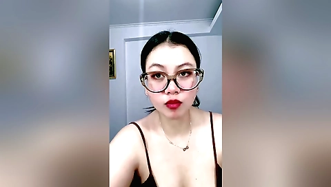 Indian solo video showing a hot brunette with a sexy face