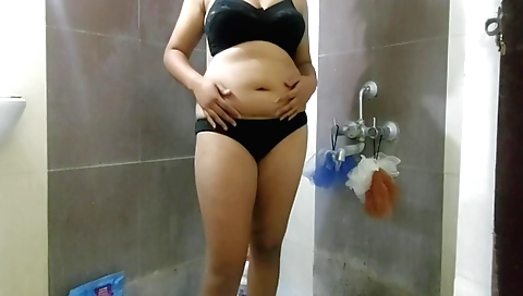 Indian beauty shows off her big ass in a solo scene