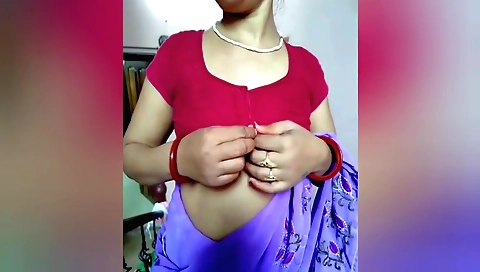 Indian brunette gets her head pulled out to make us feel
