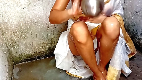 Tamil bhabi had erotic sex with me while in her bath