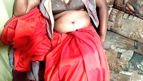 Indian girl with big ass shows off a nice body on webcam