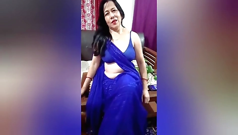 Indian brunette gets her pussy fucked in amateur porn
