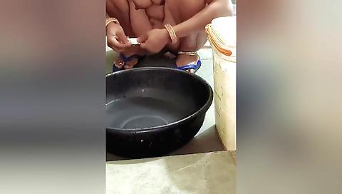 Amateur indian solo female video showing her big ass and big tits
