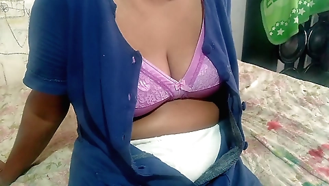 Busty amateur is looking great on webcam in solo video